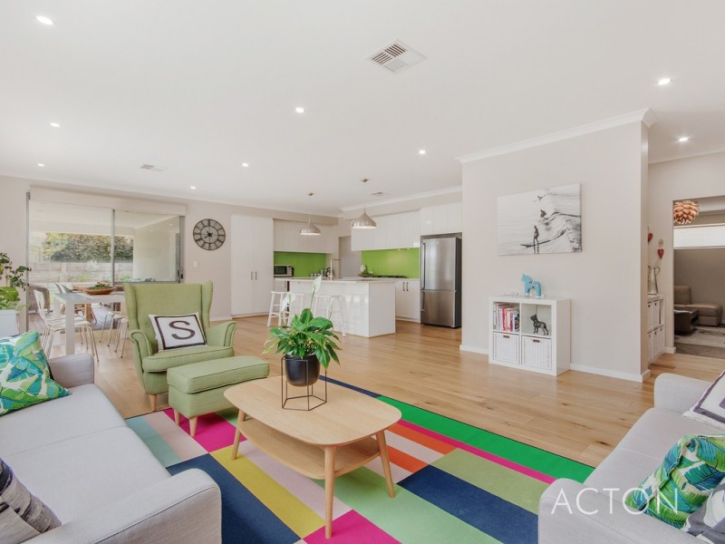 37 Scrivener Place, Halls Head WA 6210