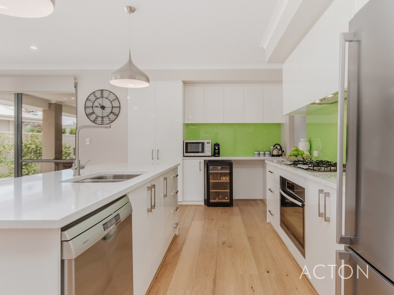 37 Scrivener Place, Halls Head WA 6210