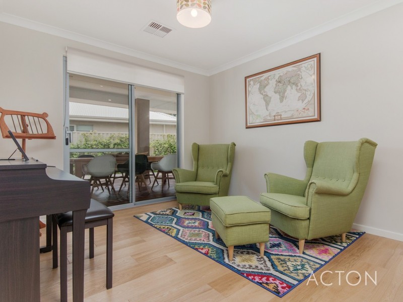 37 Scrivener Place, Halls Head WA 6210