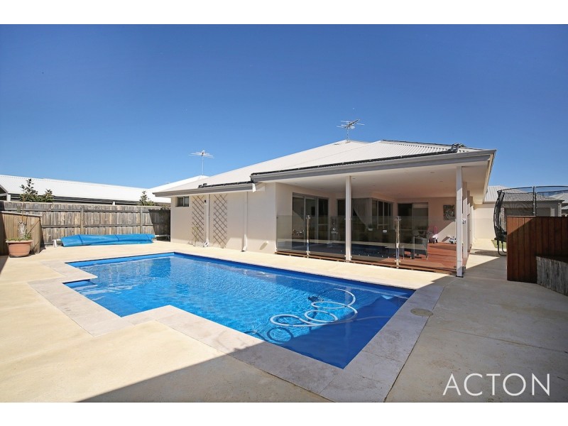 297 Peelwood Parade, Halls Head WA 6210