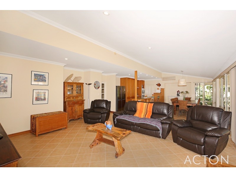 11 Chennile Vista, Halls Head WA 6210