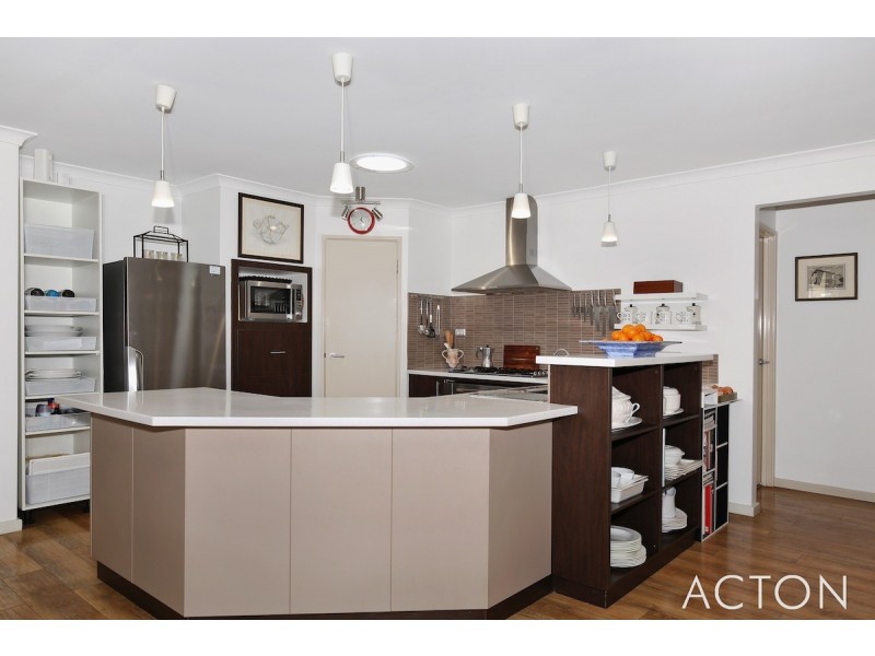 10 Senecio Way, Halls Head WA 6210