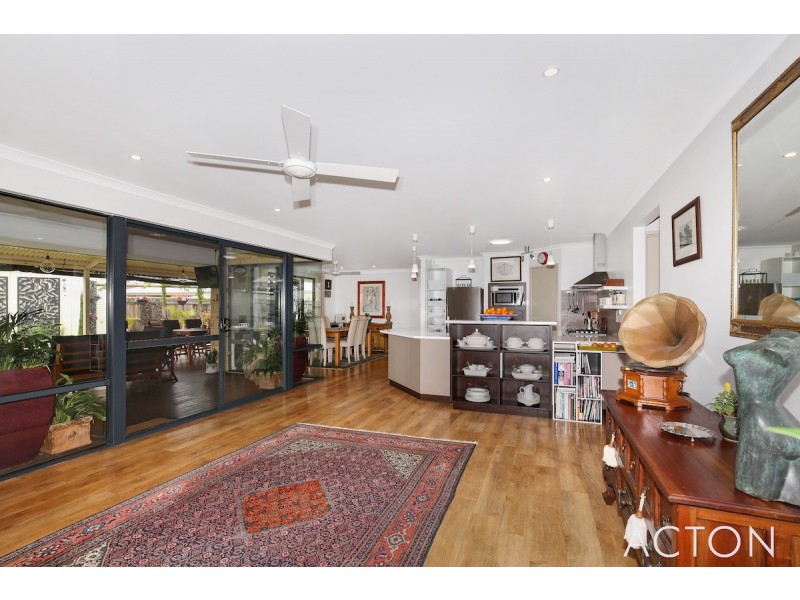 10 Senecio Way, Halls Head WA 6210