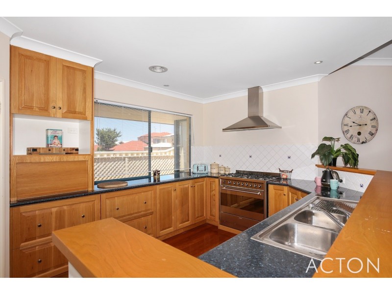 6 Pinnace Court, Halls Head WA 6210