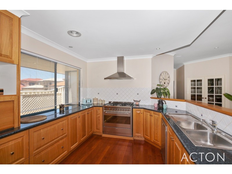 6 Pinnace Court, Halls Head WA 6210