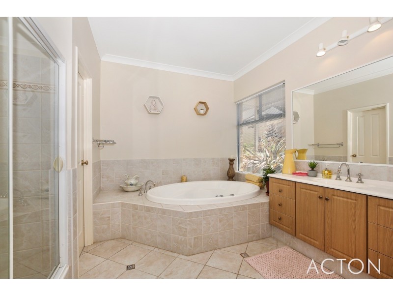 6 Pinnace Court, Halls Head WA 6210