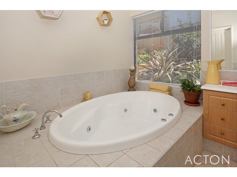 6 Pinnace Court, Halls Head WA 6210