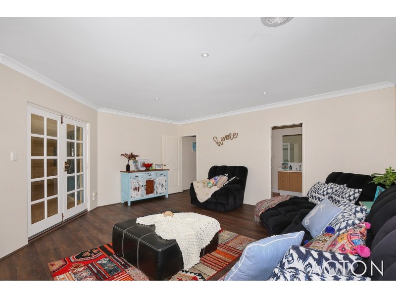 6 Pinnace Court, Halls Head WA 6210