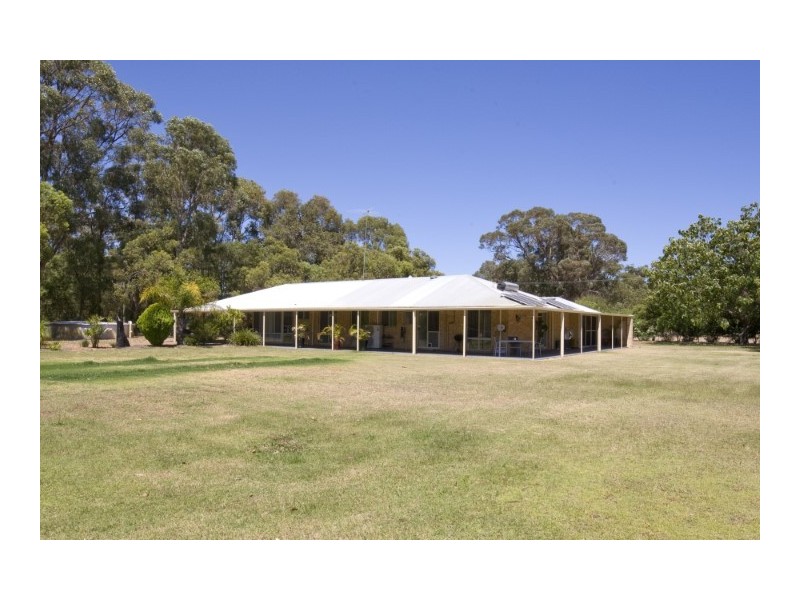 4 Summerhill Drive, Stake Hill WA 6181