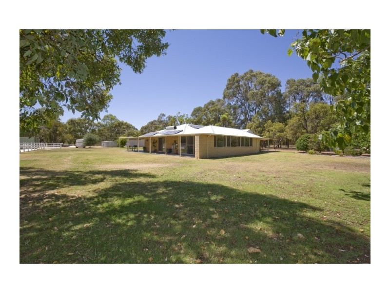 4 Summerhill Drive, Stake Hill WA 6181