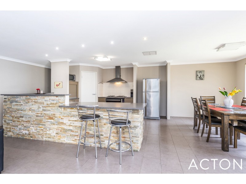 211 Peelwood Parade, Halls Head WA 6210