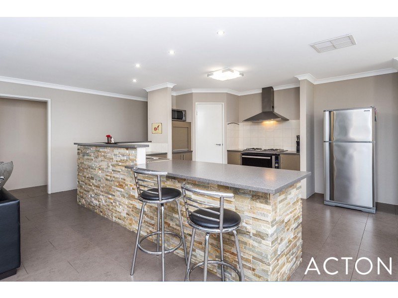 211 Peelwood Parade, Halls Head WA 6210