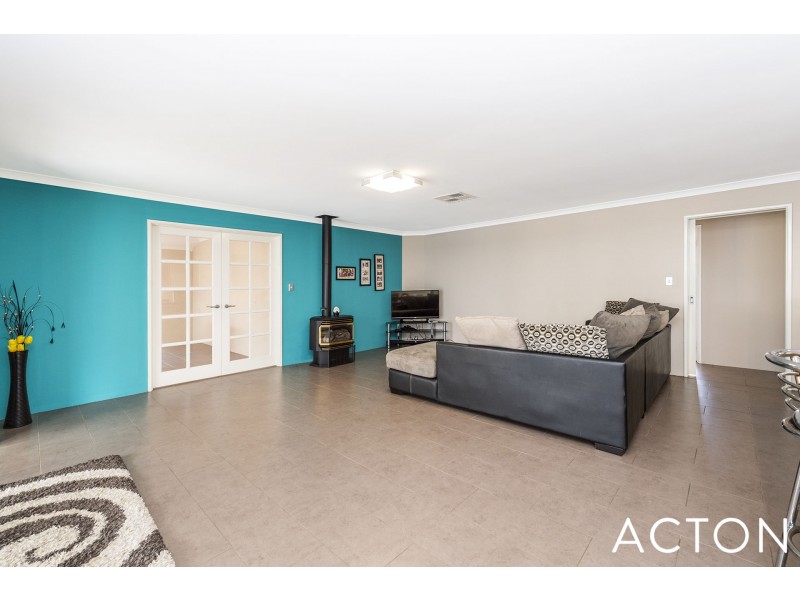 211 Peelwood Parade, Halls Head WA 6210