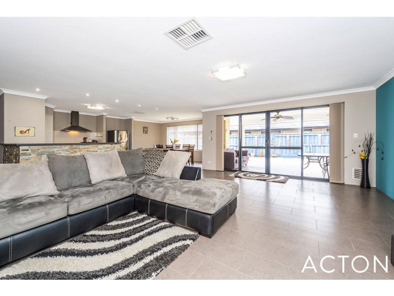 211 Peelwood Parade, Halls Head WA 6210