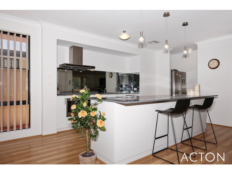 4 Sutcliffe Retreat, South Yunderup WA 6208
