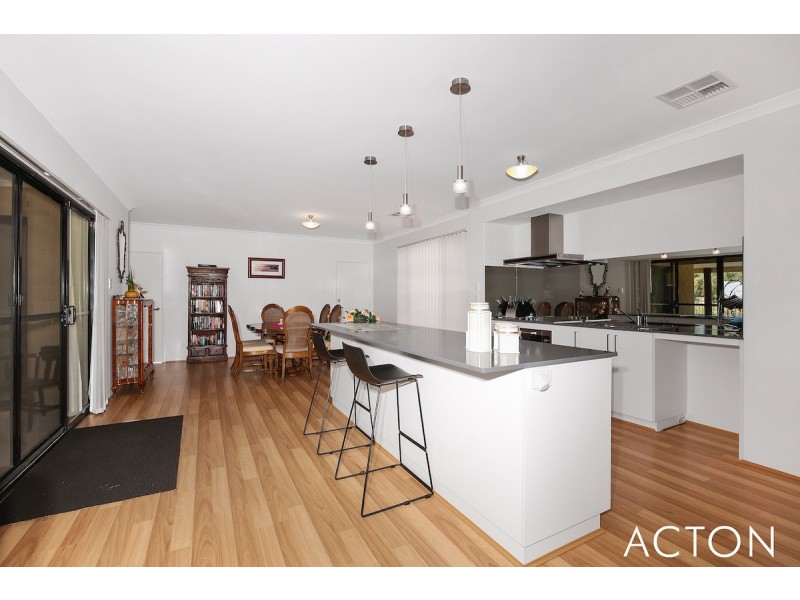 4 Sutcliffe Retreat, South Yunderup WA 6208