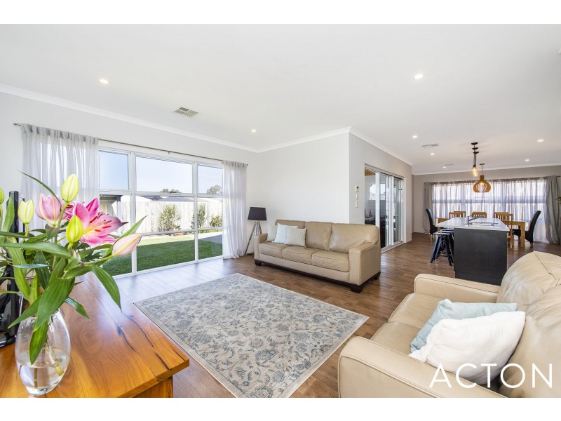 10 Vanda Pass, Halls Head WA 6210