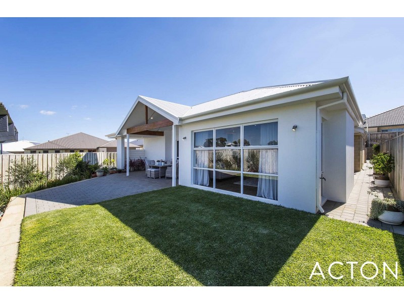 10 Vanda Pass, Halls Head WA 6210