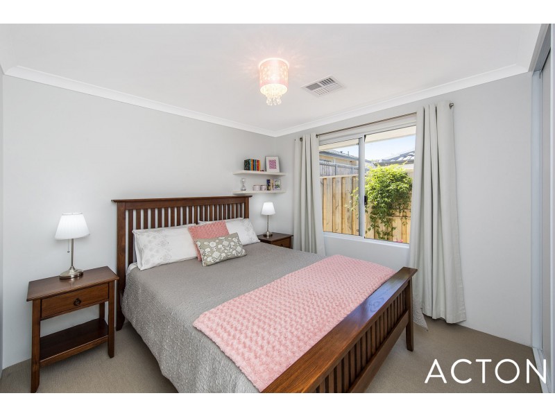 10 Vanda Pass, Halls Head WA 6210