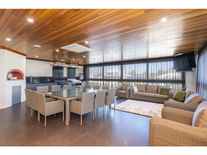 2 Cambria Island Retreat, Halls Head WA 6210