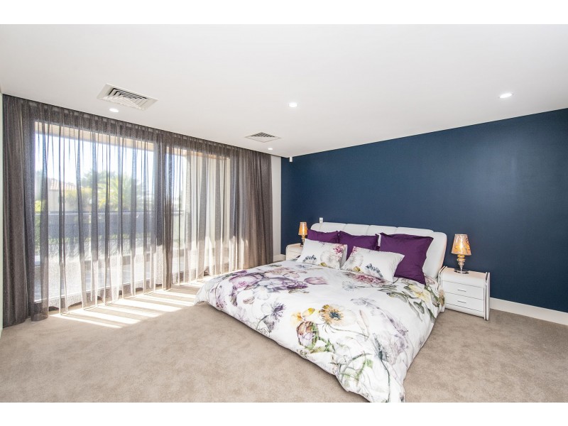 2 Cambria Island Retreat, Halls Head WA 6210