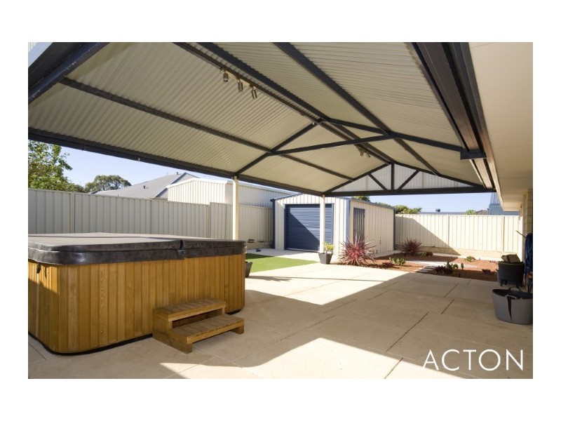 11 Tandure Heights, Lakelands WA 6180