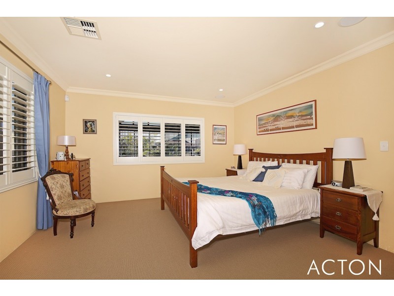 4 Starfire Close, Halls Head WA 6210