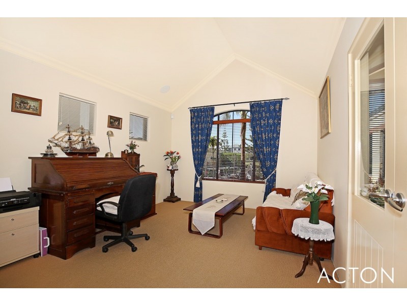 4 Starfire Close, Halls Head WA 6210