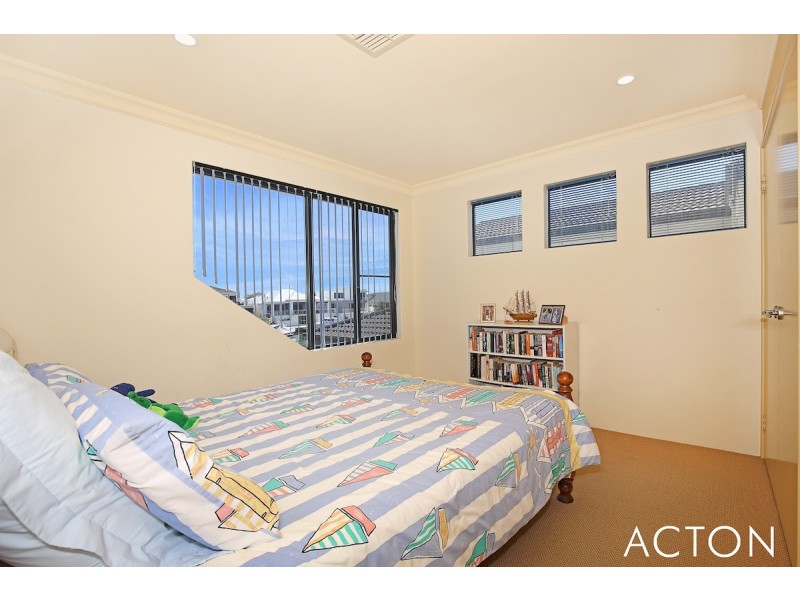 4 Starfire Close, Halls Head WA 6210