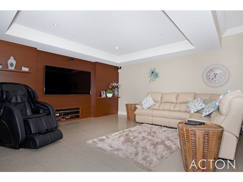 11 Syrenka Turn, Halls Head WA 6210