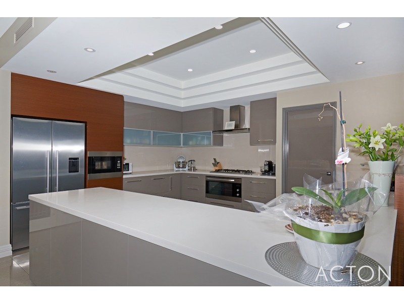 11 Syrenka Turn, Halls Head WA 6210