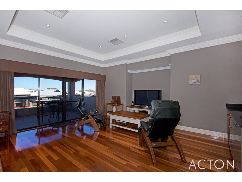 11 Syrenka Turn, Halls Head WA 6210