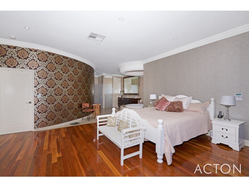 11 Syrenka Turn, Halls Head WA 6210