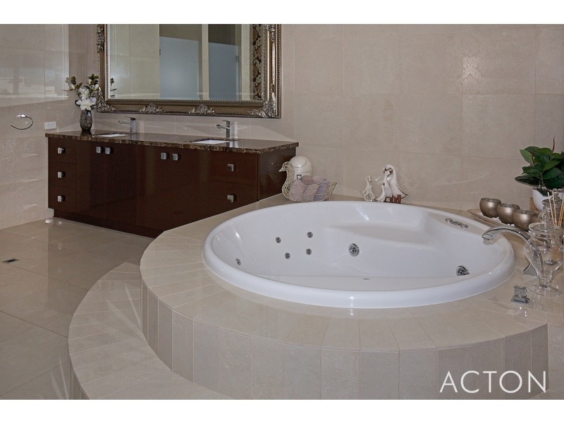 11 Syrenka Turn, Halls Head WA 6210