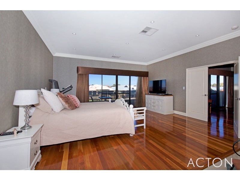 11 Syrenka Turn, Halls Head WA 6210