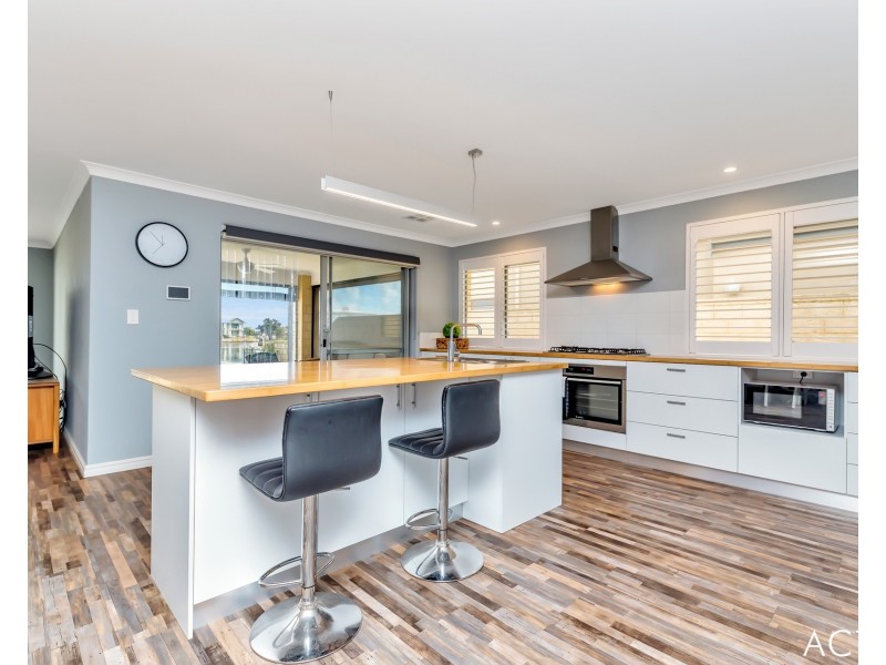 30 Erins Isle, Dudley Park WA 6210