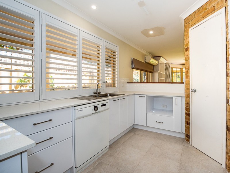 2/1 Glenroy Close, Halls Head WA 6210