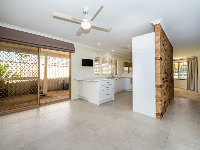2/1 Glenroy Close, Halls Head WA 6210