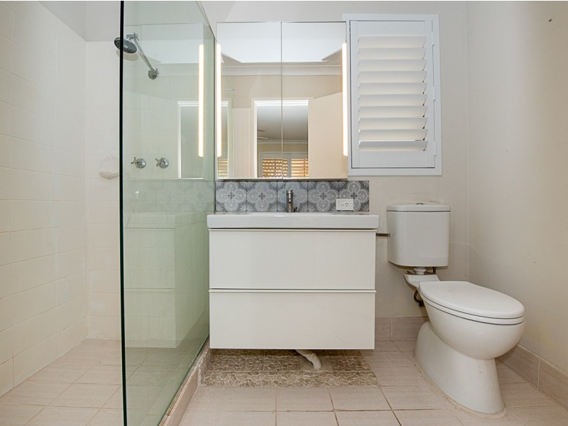 2/1 Glenroy Close, Halls Head WA 6210