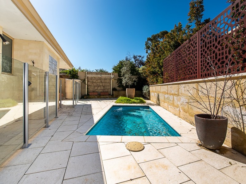 2/1 Glenroy Close, Halls Head WA 6210