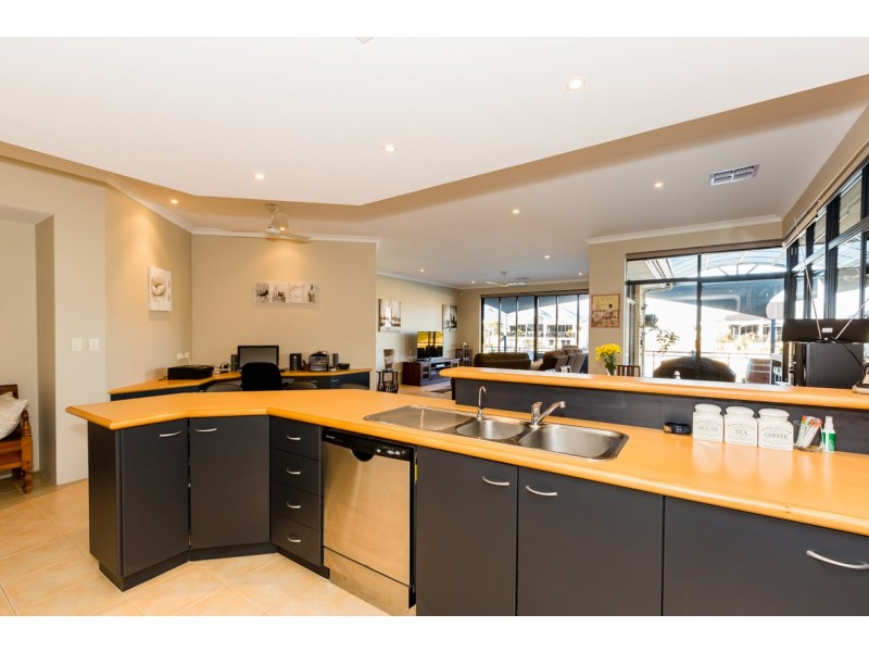 8 Leisure Way, Halls Head WA 6210