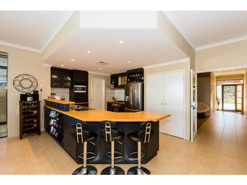 8 Leisure Way, Halls Head WA 6210