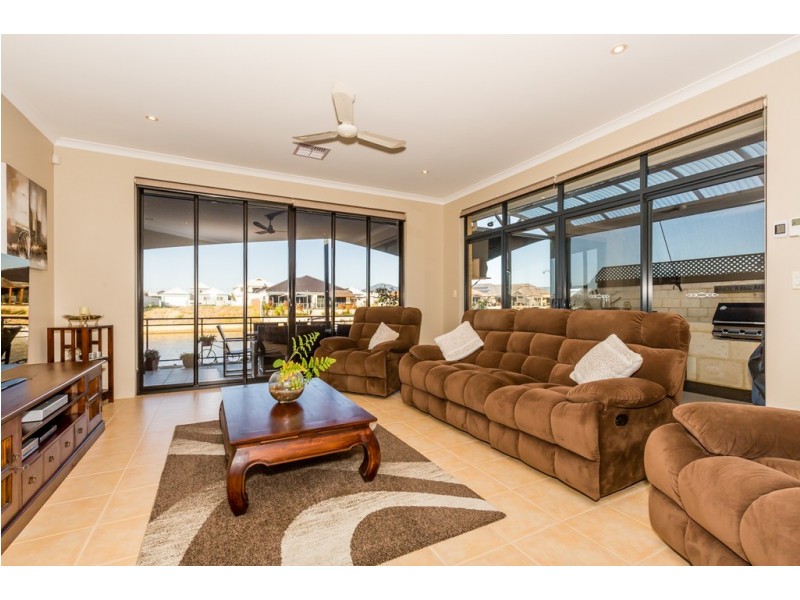 8 Leisure Way, Halls Head WA 6210