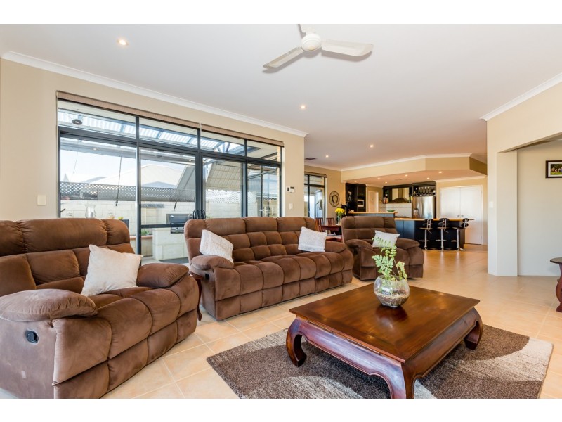 8 Leisure Way, Halls Head WA 6210