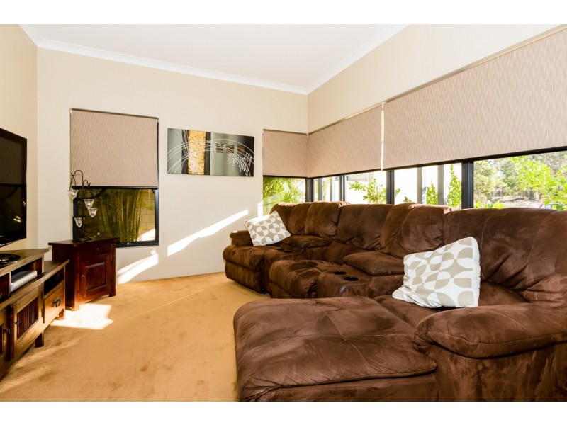 8 Leisure Way, Halls Head WA 6210