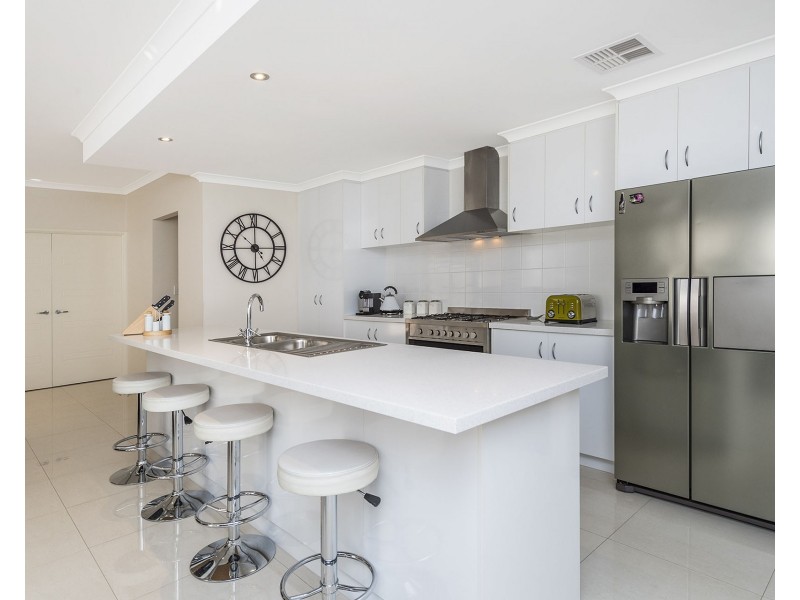 16 Scottsdale Turn, Meadow Springs WA 6210