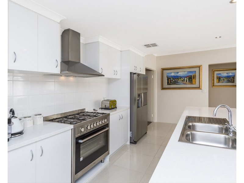 16 Scottsdale Turn, Meadow Springs WA 6210