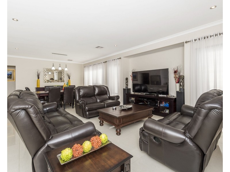 16 Scottsdale Turn, Meadow Springs WA 6210