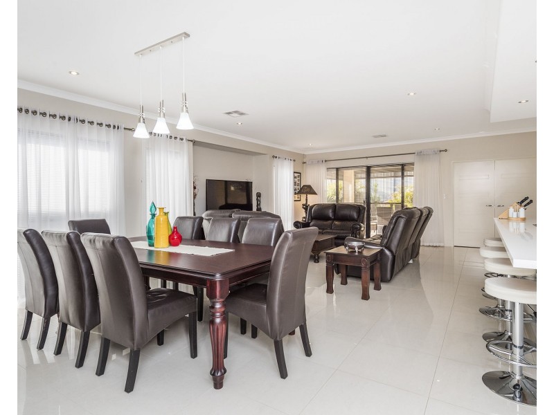 16 Scottsdale Turn, Meadow Springs WA 6210