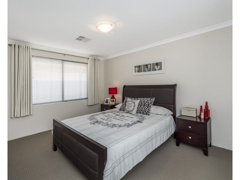 16 Scottsdale Turn, Meadow Springs WA 6210